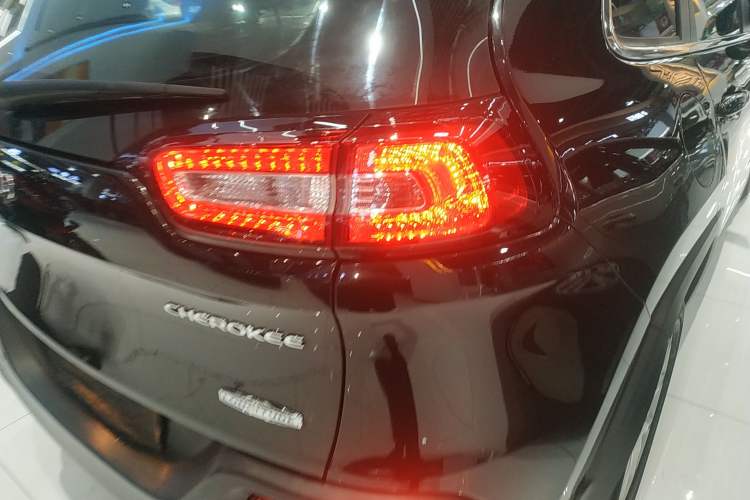 Used Jeep Cherokee 2016 2.4L Leading Smart Version
