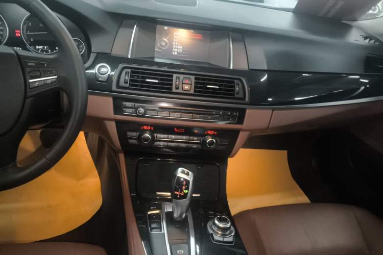 Used BMW 5 Series 2014 520Li Elegant Model
