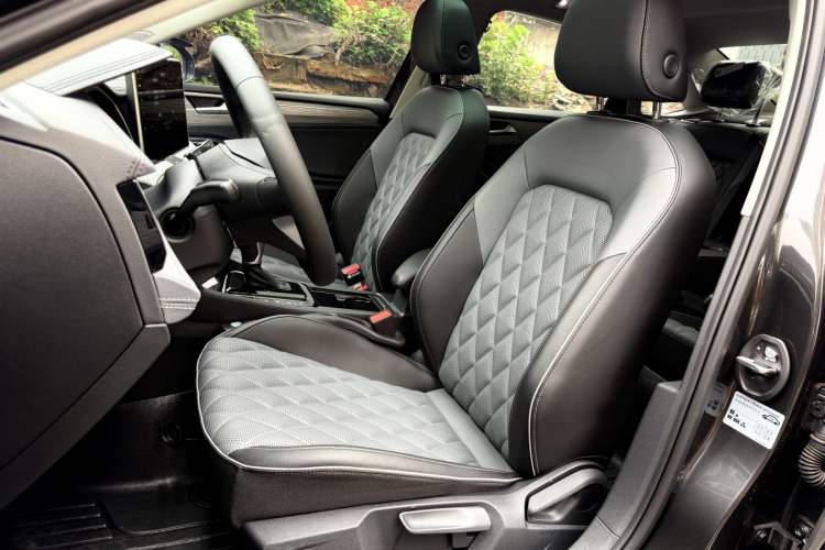 Used Volkswagen Sagitar 2025 300TSI DSG Excellence Edition Left Front Seat