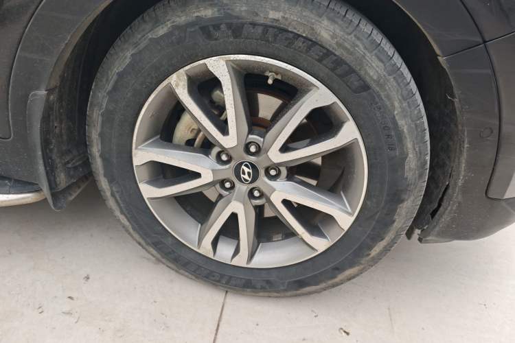 Used Hyundai Santa Fe 2013 2.0T Automatic All-Wheel Drive Top Trim Right Front Wheel Hub