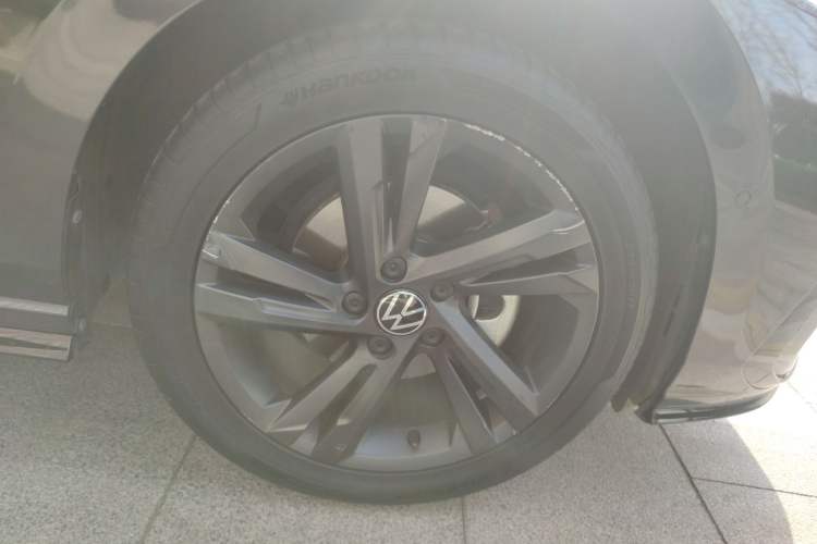 Used Volkswagen Golf 2023 280TSI DSG R-Line Lite Right Front Wheel Hub