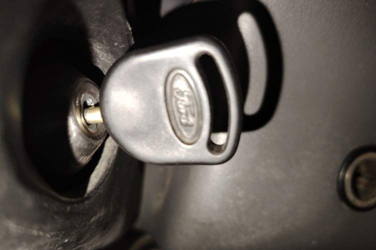 Used Ford Classic Transit 2013 2.8T Diesel Logistics Model with Short Wheelbase and Mid-Roof JX493ZLQ4