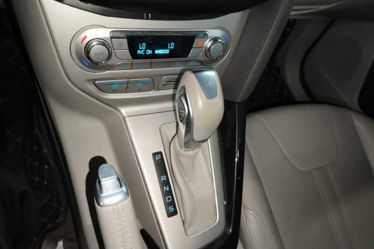 Used Ford Focus 2012 Sedan 2.0L Automatic Flagship Model Gear Lever