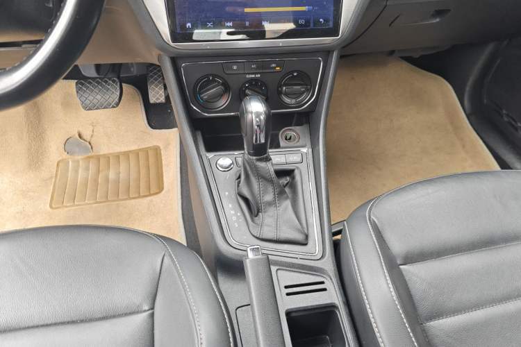 Used Volkswagen Lavida 2017 1.6L Automatic Comfort Edition Gear Lever