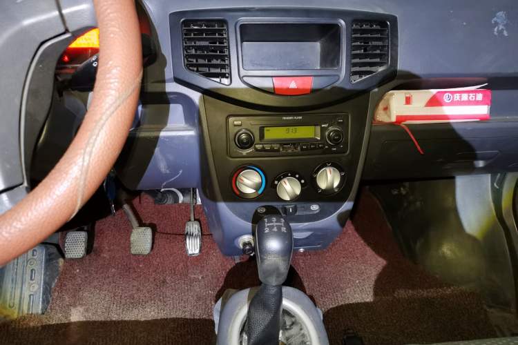 Used BAIC Weiwang 306 2011 1.3L base model 7 seats Audio And AC Panel