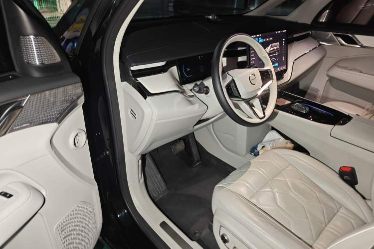 Used Volvo EM90 2025 Ultra Six-Seater Driver Seat