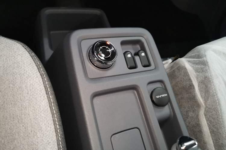 Used Wuling Yangguang 2025 Model 310KM Bus Edition—Customized by CATL
