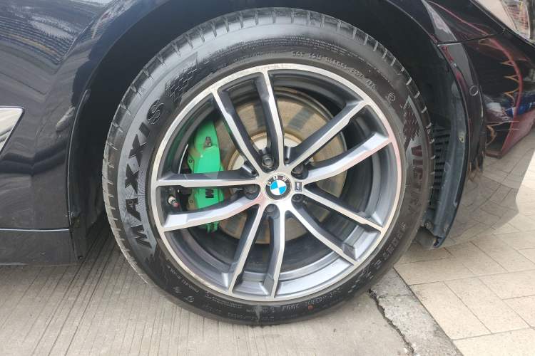 Used BMW 5 Series New Energy 2021 535Le M Sport Package Right Front Wheel Hub