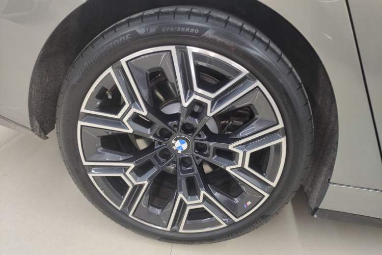 Used BMW 5 Series 2024 530Li Luxury Edition M Sport Package Right Rear Wheel Hub