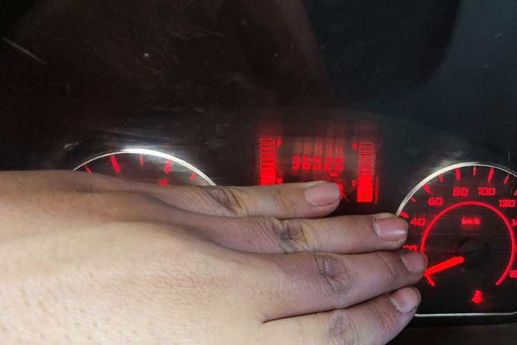 Used Wuling Hongguang V 2022 1.5L Jingqu Edition Enclosed-Window Vehicle with Hydraulic Power Steering LAR Odometer Close Up