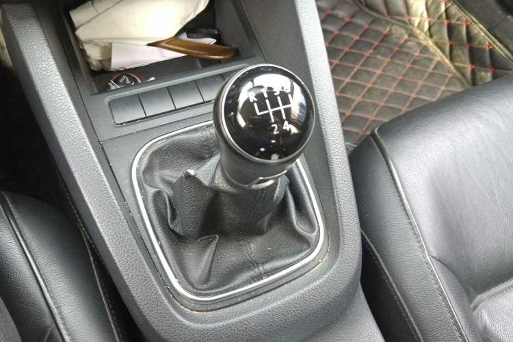 Used Volkswagen Sagitar 2012 1.6L Manual Comfort Model Gear Lever