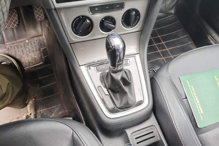 Used Volkswagen Lavida 2013 1.6L Automatic Comfort Edition Gear Lever