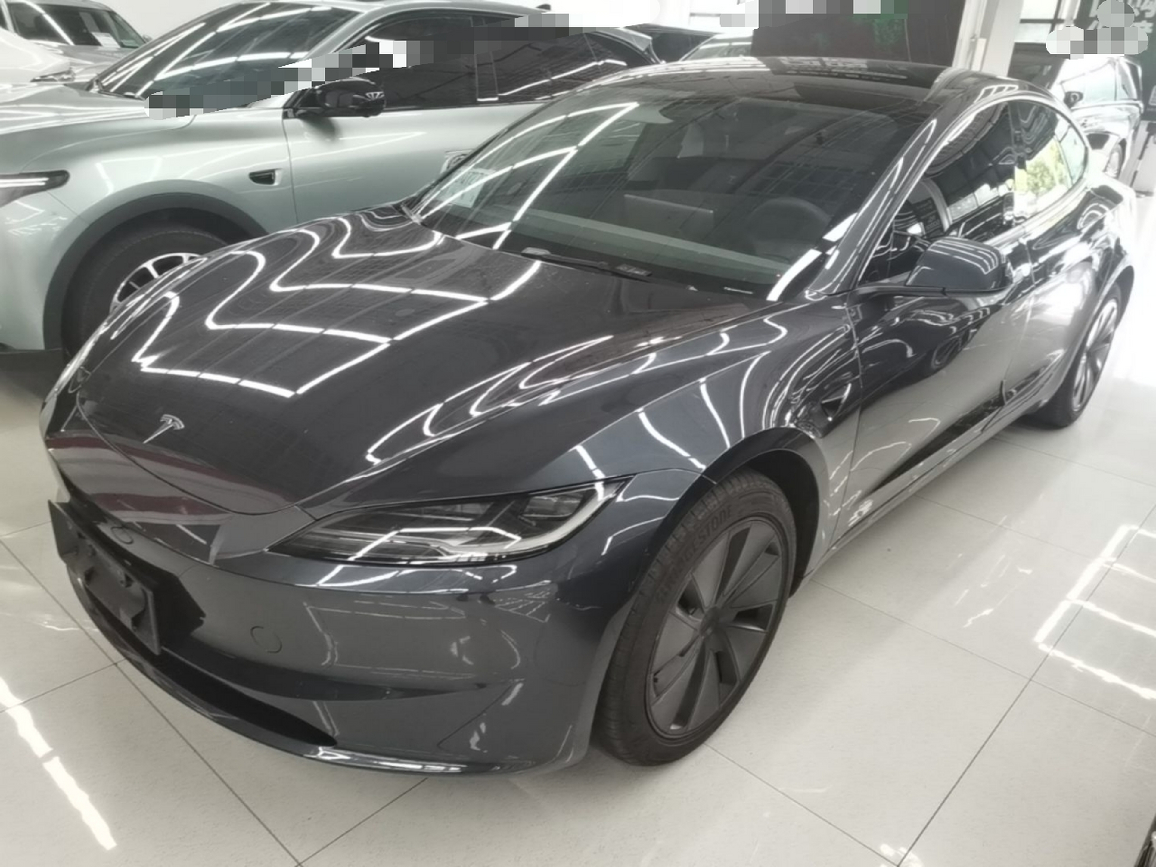 Unter der Vorderseite des Autos