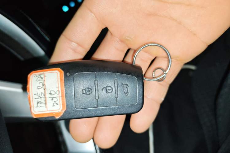 Used JMC Yusheng S350 2016 2.0T Automatic Two-Wheel Drive Gasoline Luxury Version with Sunroof 5 Seats Vehicle Key