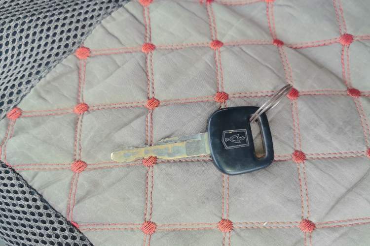 Used Jinbei Hiace 2018 2.0L Fifth-Generation Box Truck Standard Roof 2 Seats 4G19