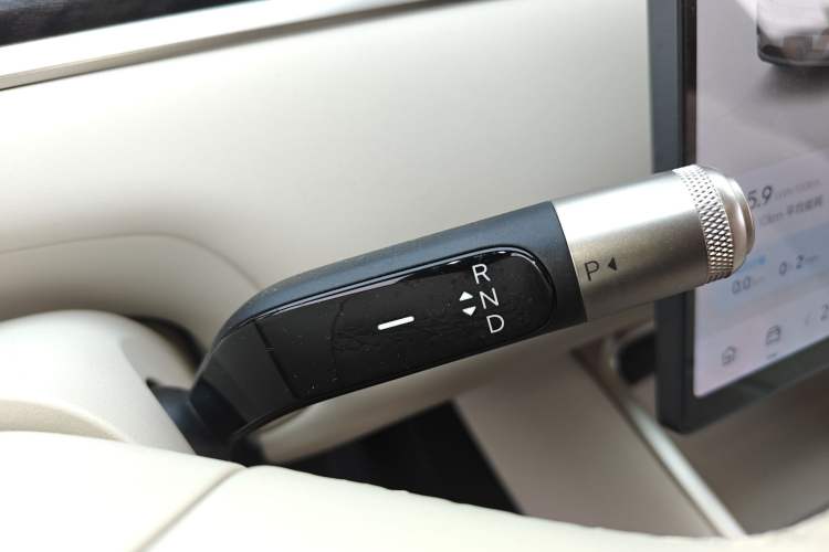 Used ONVO Luxeed L90 2025 Model—Ultra Six-Seater Version Gear Lever