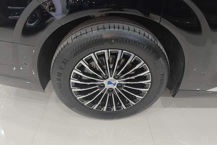 Used Denza D9 2025 DM-i Intelligent Drive 1020 Four-Wheel Drive Prestige Model
