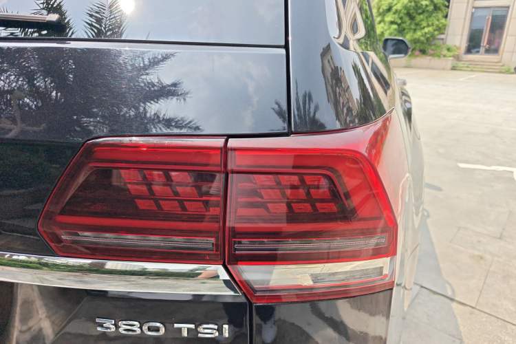 Used Volkswagen Teramont 2020 Revised Version 380TSI Four-Wheel Drive Luxury Edition Right Rear Taillight