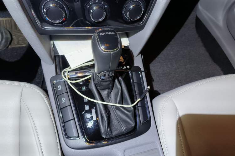 Used Skoda Superb 2013 1.8TSI Automatic MingShi Edition Gear Lever