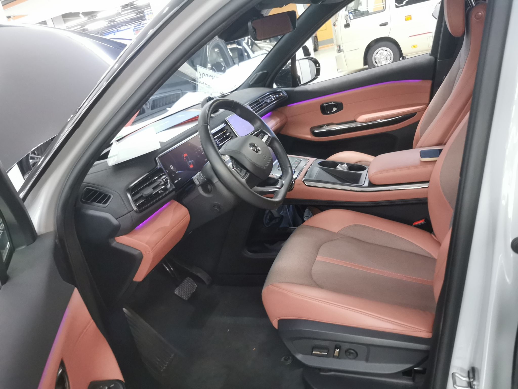 المقاعد الأمامية داخل السيارة