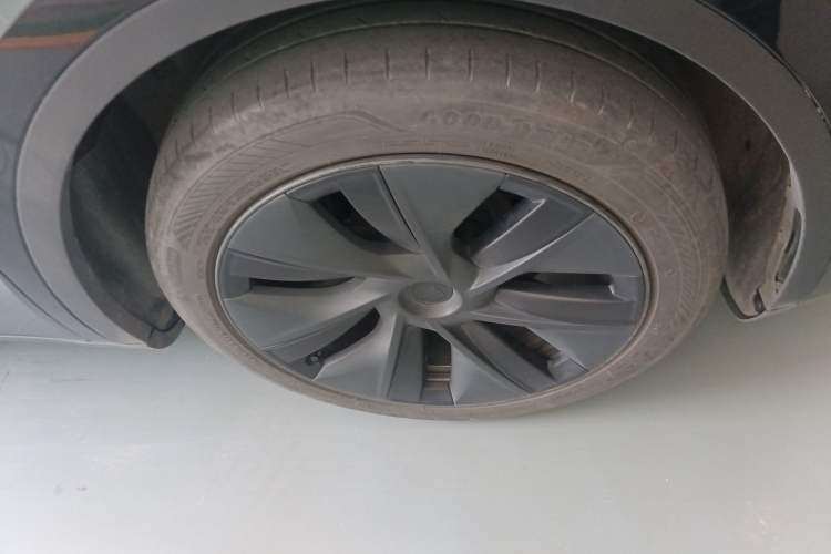 Used Tesla Model Y 2023 Rear-Wheel-Drive Version Right Front Wheel Hub