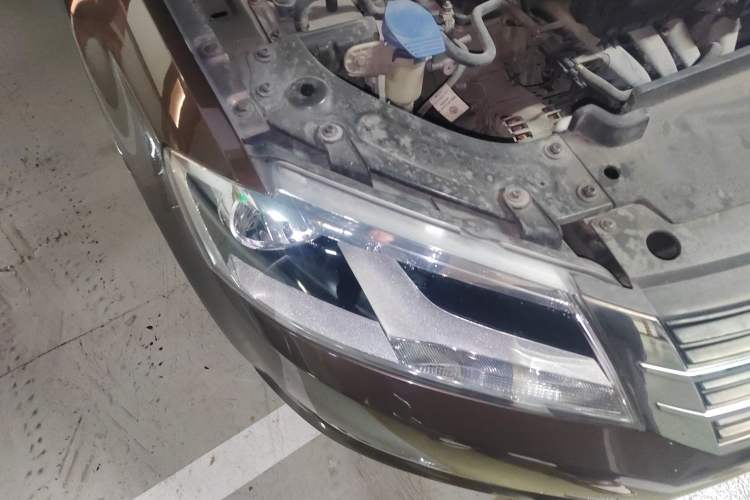 Used Volkswagen Gran Lavida 2013 1.6L Automatic Comfort Model Right Front Headlight