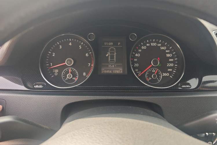 Used Volkswagen Magotan 2013 1.8TSI Luxury Model Odometer Close Up