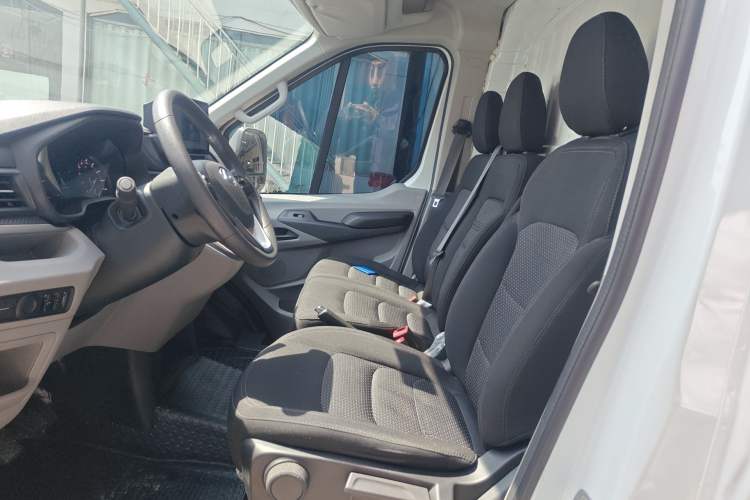 Used SAIC MAXUS Xintu V90 2024 Zhiyun 2.0T Manual Rear-Drive Extended-Wheelbase High-Roof Model with Dual Rear Tires and 3 Seats