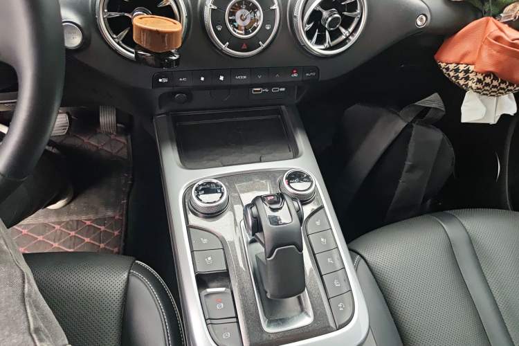 Used Tank 300 2023 City Edition 2.0T—Stylish as Ever Gear Lever