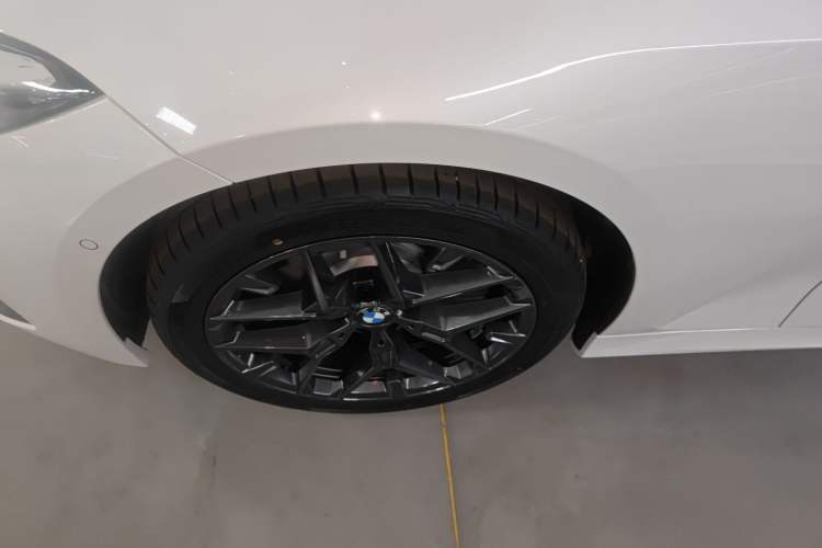 Used BMW 3 Series 2025 330Li M Sport Shadowline Package Left Front Wheel Hub