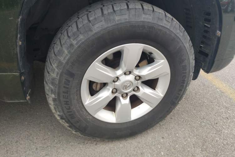 Used Toyota Prado 2010 2.7L Automatic Deluxe Edition Right Front Wheel Hub
