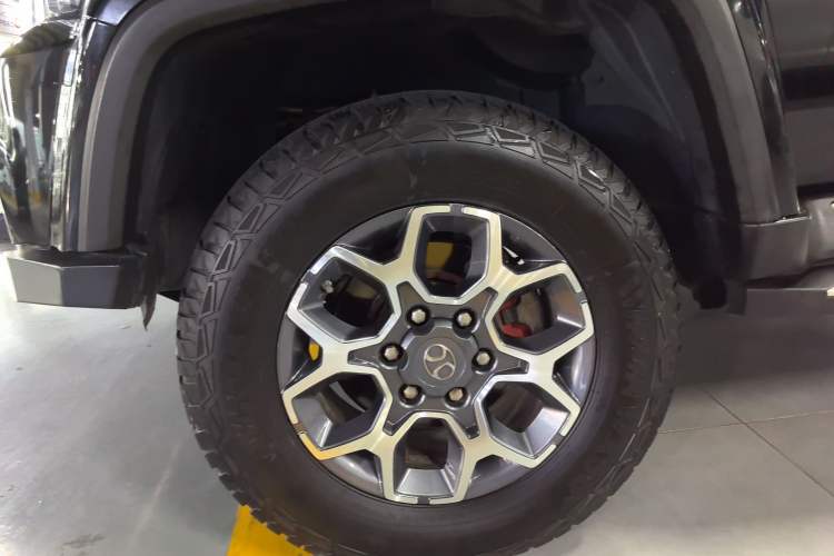 Used BAIC Off-Road BJ40 2019 PLUS 2.3T Automatic Four-Wheel Drive Premium Edition China VI Left Front Wheel Hub