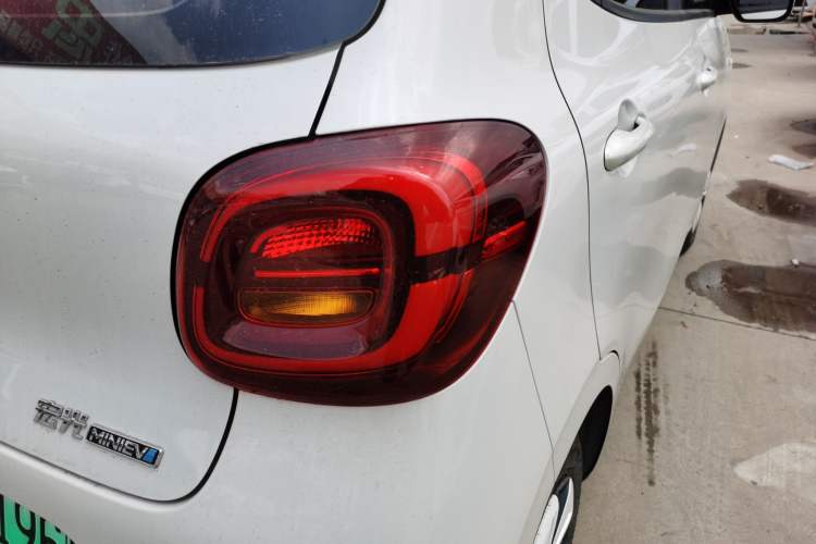 Used Wuling Hongguang MINIEV 2025 Four-Door Version Advanced Edition Right Rear Taillight