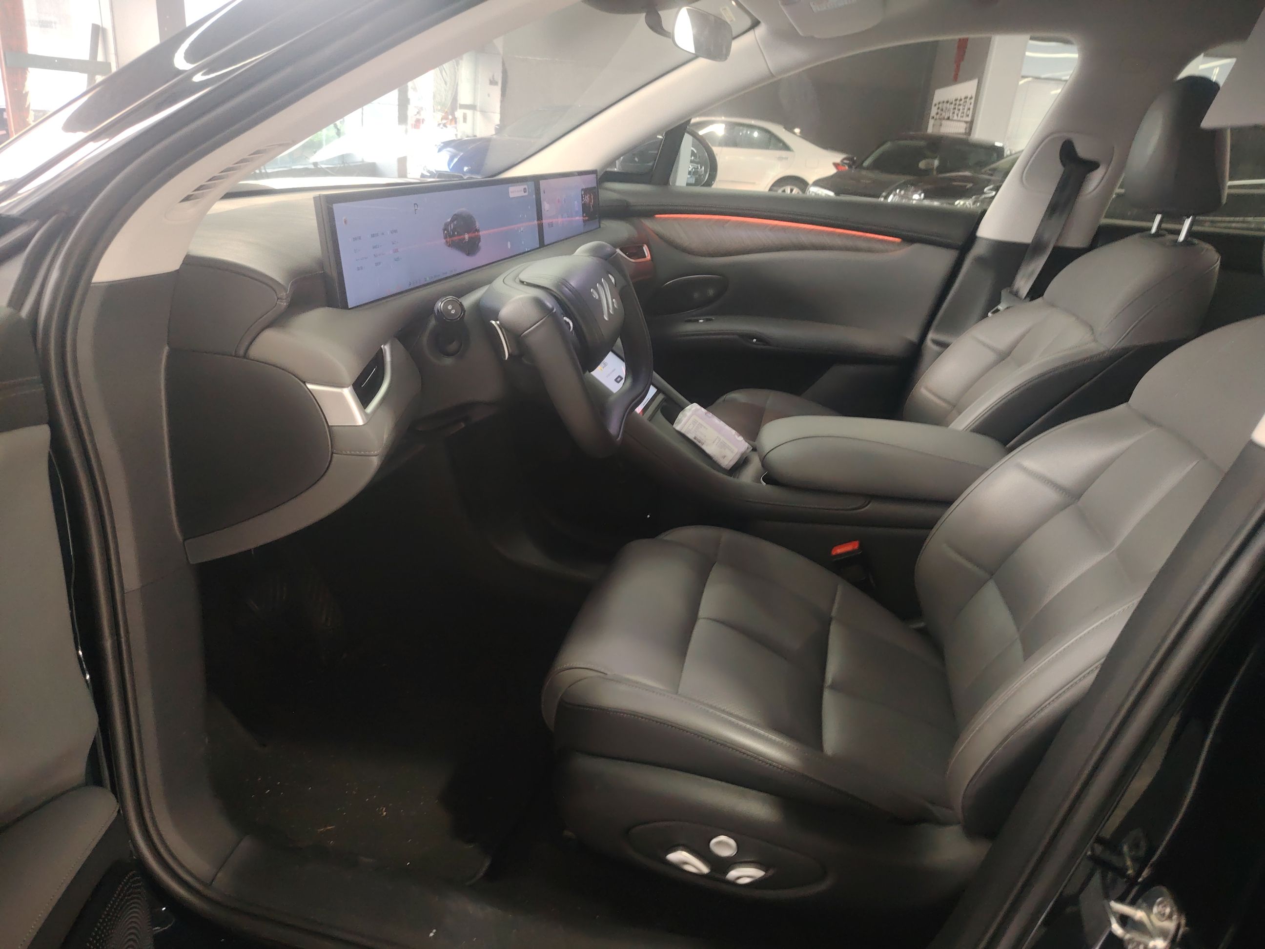 Переднее сиденье в автомобиле