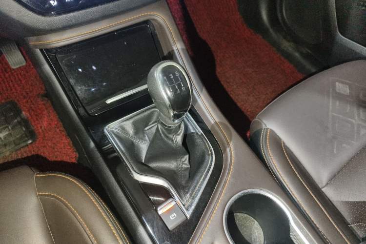 Used CHANGAN CS35PLUS 2018 1.6L Manual Cool Edition China V Standard Gear Lever