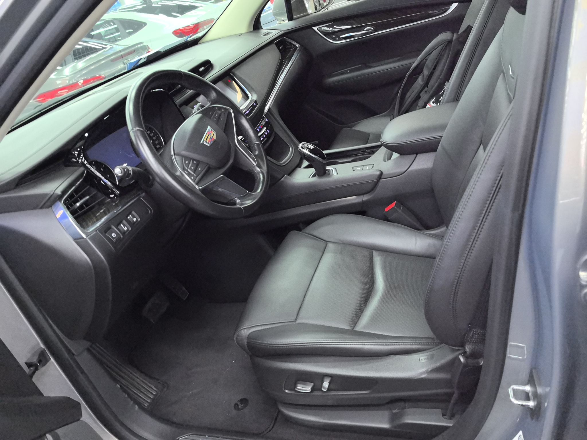 Переднее сиденье в автомобиле