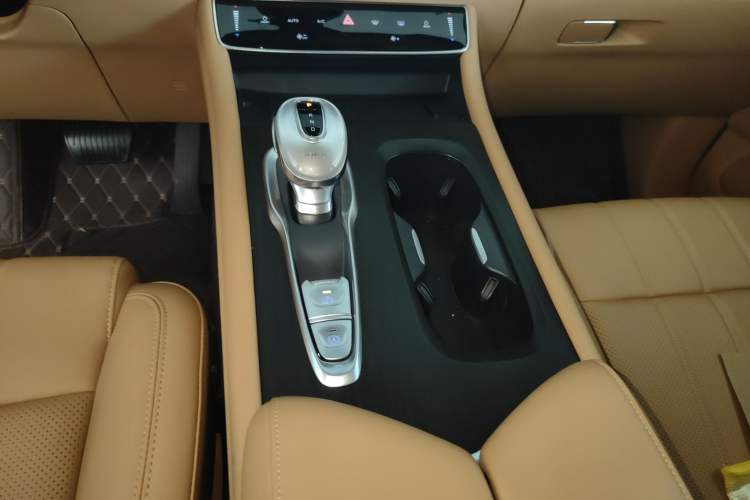 Used VOYAH Dream 2025 EV Four-Wheel Drive Excellence Kunpeng Edition
