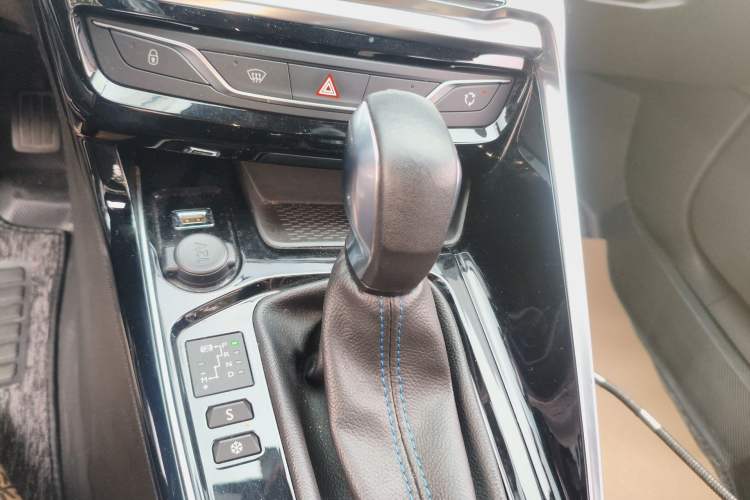 Used Peugeot 308 2019 1.6L Automatic Luxury Version China V Standard Gear Lever