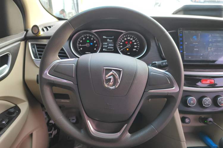 Used Baojun 730 2016 Revised 1.5L Manual Standard Version 7 Seats China V Emission Standard Steering Wheel