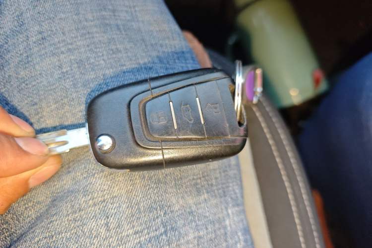 Used SAIC MAXUS Xintu V80 2019 2.5T Classic Model 6-Speed Manual Aotong Long Wheelbase Mid-Height 7-Seater Vehicle Key