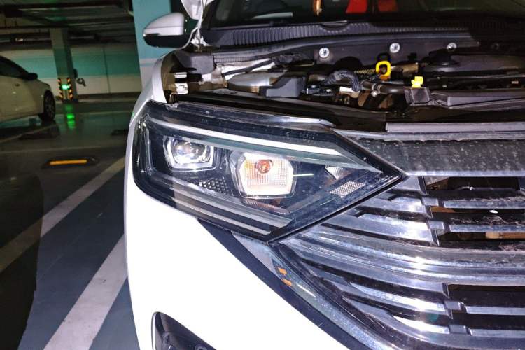 Used Volkswagen Sagitar 2023 300TSI DSG Excellence Edition Right Front Headlight