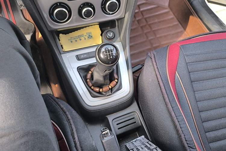 Used Volkswagen Gran Lavida 2013 1.6L Manual Fashion Model