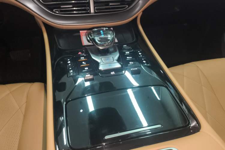 Used Denza D9 2025 EV Intelligent Driving Edition 620 Luxury Model
