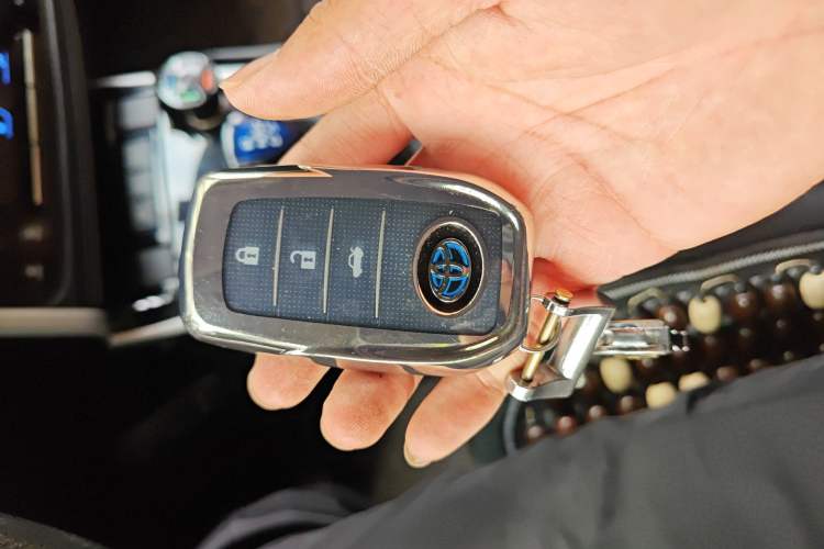 Used Toyota Levin 2017 Revised Dual-Engine 1.8H GS E-CVT Elite Sunroof Version China V Standard Vehicle Key