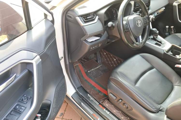 Used Toyota RAV4 2020 2.0L CVT 4x4 Style PLUS Edition Driver Seat