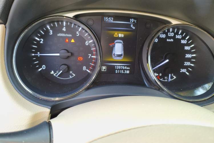 Used Nissan X-Trail 2014 2.5L CVT Leading Edition 4WD Odometer Close Up