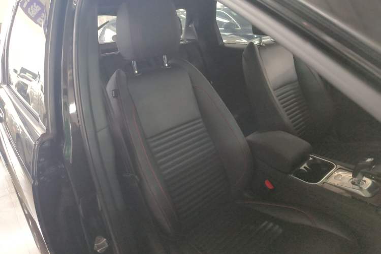 Used Land Rover Discovery Sport 2020 249 PS R-Dynamic Performance Edition Right Front Seat