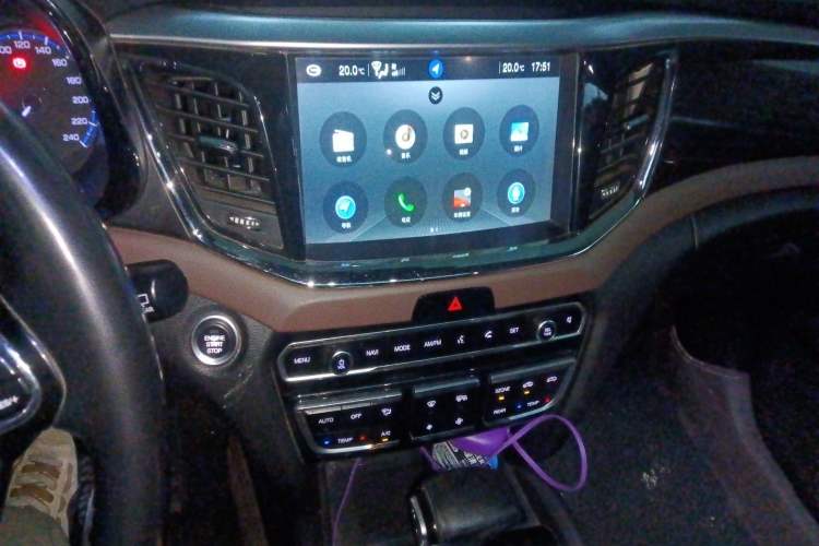 Used GAC Trumpchi GS8 2017 320T Two-Wheel Drive Luxury Smart Connectivity Version (7 Seats) Audio And AC Panel