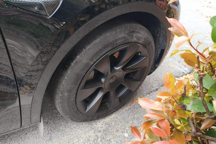 Used Tesla Model Y 2023 Rear-Wheel-Drive Version Right Front Wheel Hub