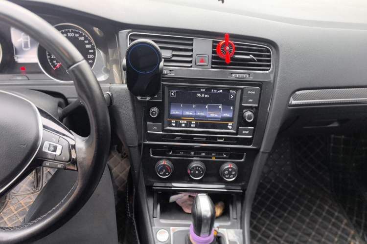 Used Volkswagen Golf 2018 230TSI Automatic Luxury Version Audio And AC Panel